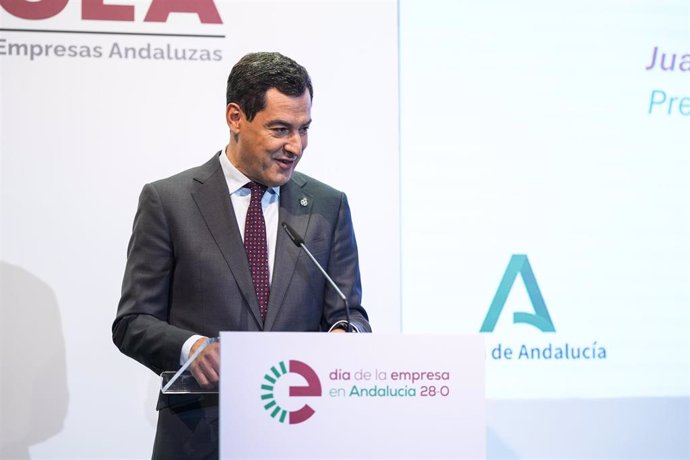 El presidente de la Junta de Andalucía, Juanma Moreno, durante la conmemoración del Día de la Empresa en Andalucía organizado por la CEA en la Confederación de Empresarios de Andalucía, a 28 de octubre de 2024 en Sevilla (Andalucía, España).