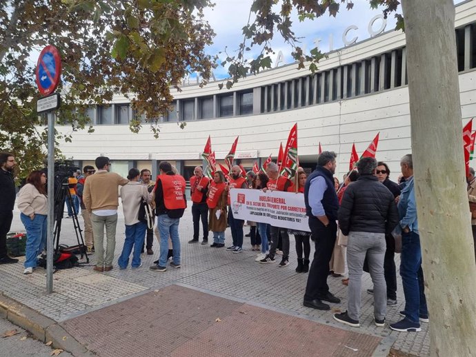 Concentración de trabajadores del transporte urbano e interurbano en Huelva.