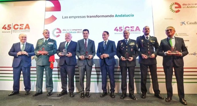 Foto de familia de los premiados en el Día de la Empresa en la CEA, en presencia del presidente de la Junta, Juanma Moreno, y el presidente de los empresarios andaluces, Javier González de Lara.