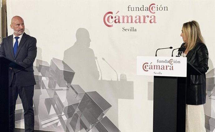 El periodista José Luis Losa y la alcaldesa de Granada, Marifrán Carazo