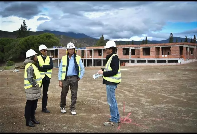 La delegada de la Junta de Andalucía en Málaga, Patricia Navarro, durante una visita a las obras del nuevo Centro de Defensa Forestal de la Costa del Sol,