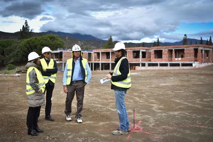 La delegada de la Junta de Andalucía en Málaga, Patricia Navarro, durante una visita a las obras del nuevo Centro de Defensa Forestal de la Costa del Sol,