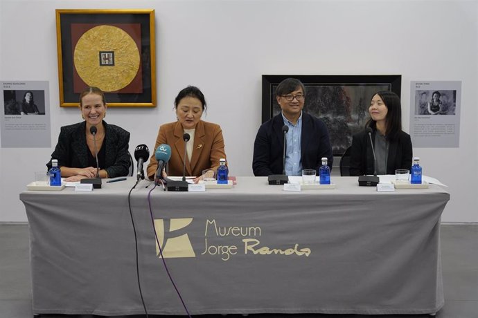 Rueda de prensa de presentación de la muestra que acoge el Museum Jorge Rando desde este lunes hasta el 7 de septiembre y en la que el arte chino contemporáneo es protagonista.