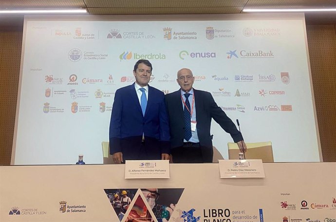 Mañueco y Pedro Díaz durante la clausura de la jornada del Libro Blanco de Salamanca.