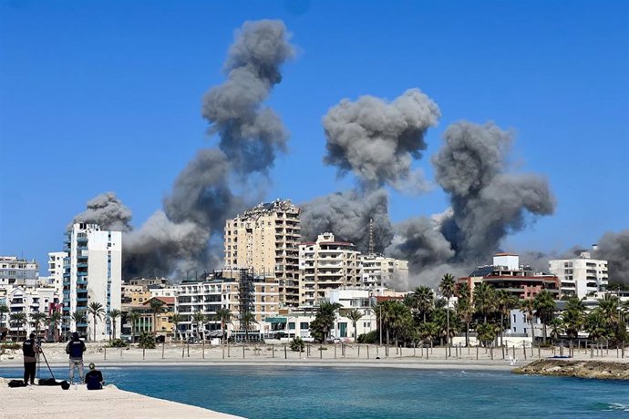 Columna de humo en la ciudad libanesa de Tiro tras un ataque de las Fuerzas de Defensa de Israel