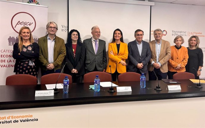 Los consellers Ruth Merino y José Antonio Rovira junto al resto de participantes del encuentro ‘Nuevas tendencias de la política económica valenciana’,  de la Facultad de Economía de la UV, donde se ha presentado la Cátedra de Política Económica y Social