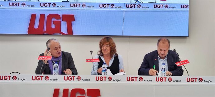 El secretario general de UGT, Pepe Álvarez, a la izquierda, antes de tomar la palabra en la reunión de delegados del sindicato este lunes en Zaragoza.