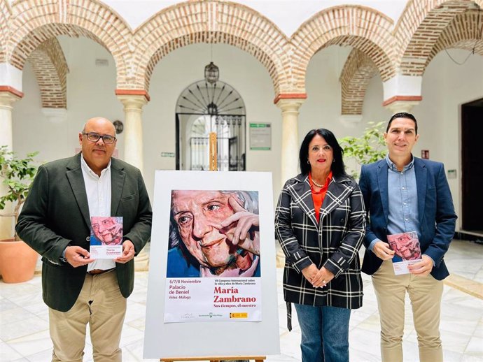 El alcalde de Vélez-Málaga y presidente de la Fundación María Zambrano, Jesús Lupiáñez, ha explicado, los últimos detalles que rodean a esta importante cita cultural junto con la concejala de Cultura, Alicia Ramírez y el director-gerente de la fundación.