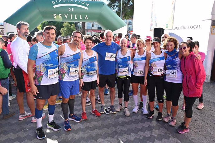 El alcalde de Tomares, José María Soriano, entre participantes de la carrera.