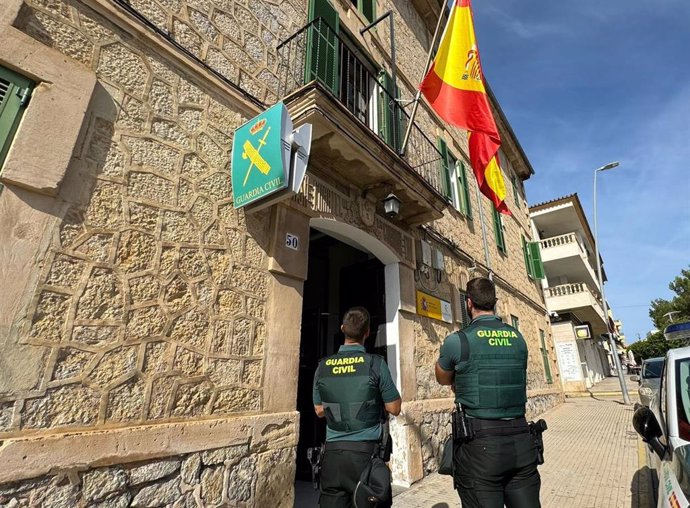 Agentes de la Guardia Civil en Artà (Mallorca).