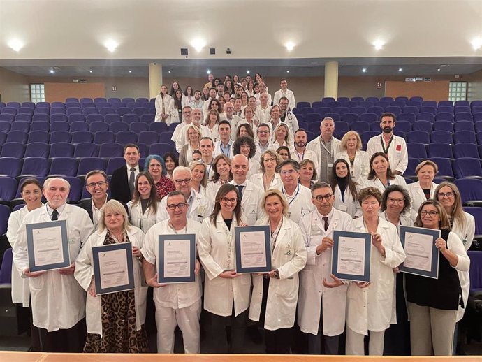 Foto de familias de las seis unidades del Hospital Universitario Reina Sofía reconocidas.