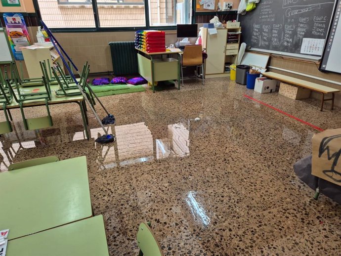 Aula con los efectos de la lluvia en el CEIP Lluis Braille de València