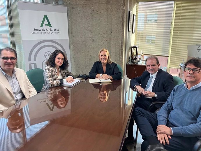 La delegada territorial de Salud y Consumo en la provincia de Cádiz, Eva Pajares, en una reunión con los responsables del Centro de Transfusión de Tejidos y Células (CTTC) en la provincia.