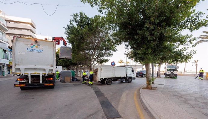 Archivo - Trabajadores de la recogida de basuras del municipio de Llucmajor.