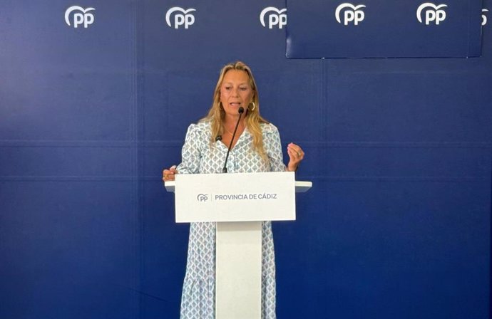 Archivo - La diputada nacional del PP de Cádiz, Macarena Lorente, en rueda de prensa.