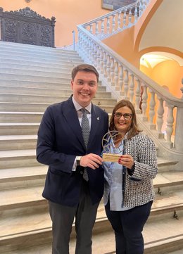 El regidor de Medio Ambiente, Entornos Saludables, Mercados e Innovación del Ayuntamiento de Palma, Llorenç Bauzà, y la presidenta de los 'placers' de Pere Garau, Paquita Bonnín.