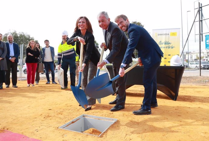 El alcalde de Sevilla, José Luis Sanz, la consejera de Fomento, Rocío Díaz, y el subdelegado del Gobierno en Sevilla, Francisco Toscano.