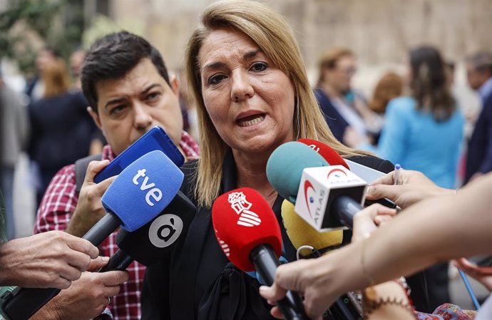 Archivo - La videpresidenta y consellera de Igualdad, Susana Camarero, ofrece declaraciones a los medios