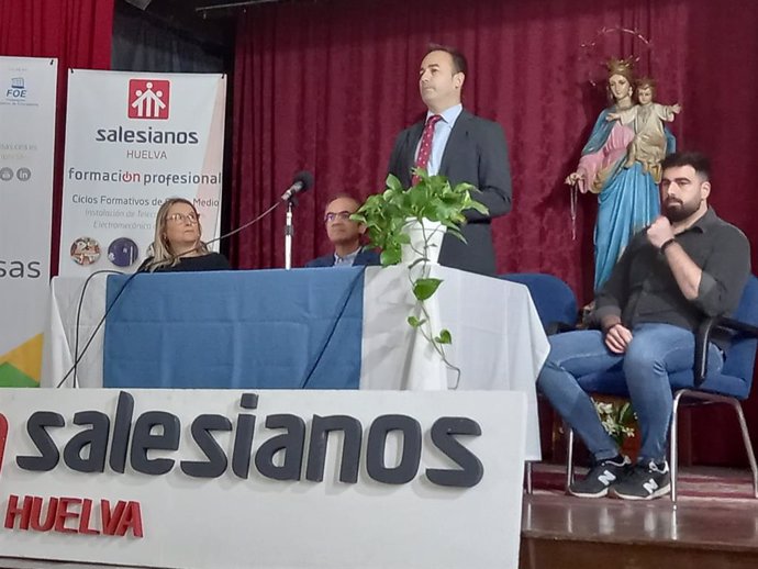 El delegado territorial de Desarrollo Educativo y FP, Carlos Soriano, en un acto para celebrar el Día de la Empresa Andaluza 2n el CDP Salesianos de Huelva.