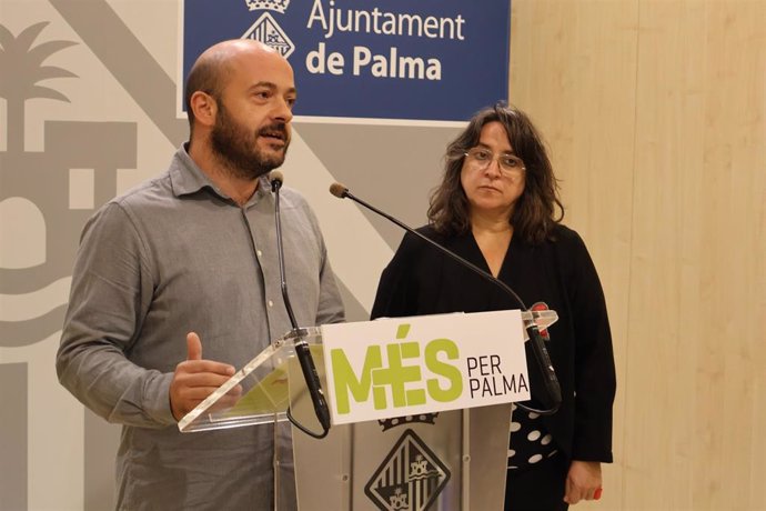 Los regidores de MÉS per Palma Miquel Àngel Contreras y Kika Coll en rueda de prensa.