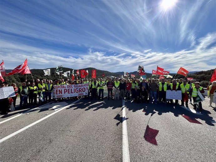 Un momento del corte de la N-432 en defensa del Hospital de Peñarroya, en el que han participado unas 300 personas.