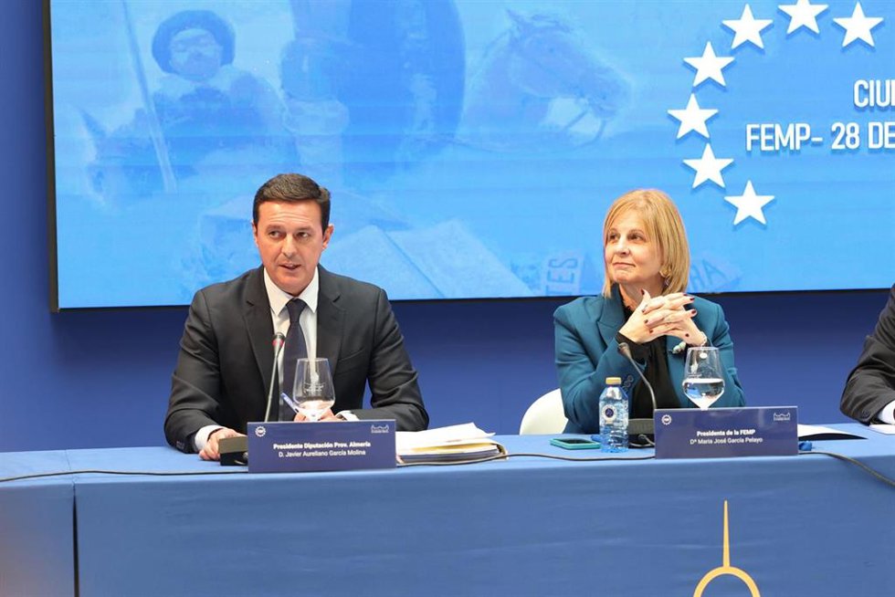 Javier Aureliano García y María José García-Pelayo durante la cumbre de gobiernos intermedios.