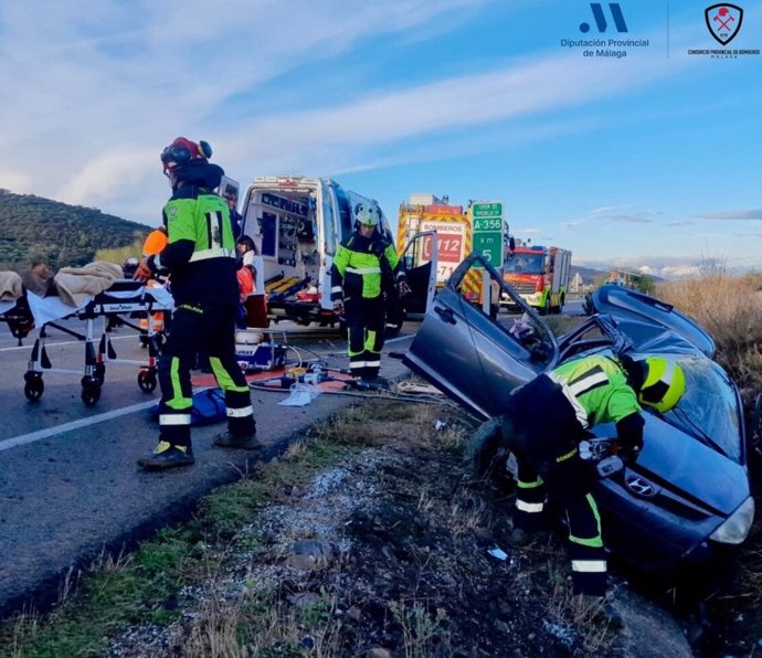 Efectivos intervienen en un accidente en el témino municipal de Casabermeja