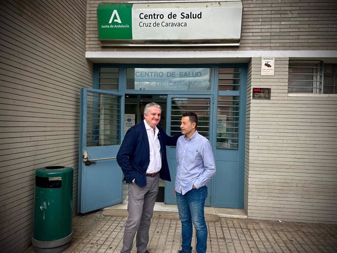 El delegado de Salud y Consumo, Juan de la Cruz Belmonte, frente al centro de salud Cruz de Caravaca de Almería.