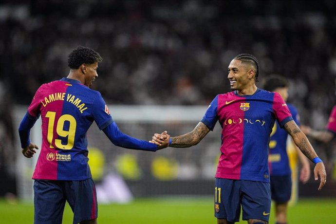 Los jugadores del FC Barcelona Lamine Yamal y Raphinha, ante el Real Madrid.