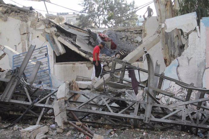 Escombros por un ataque israelí en un campamento de desplazados en la Franja de Gaza