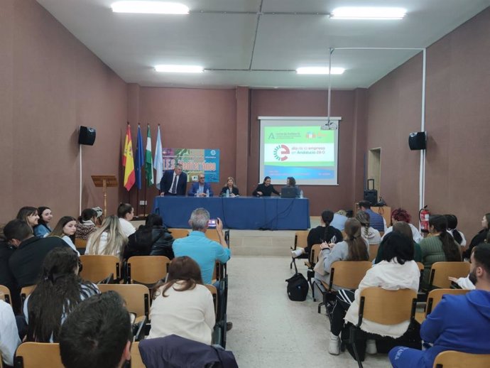 La delegada territorial de Desarrollo Educativo, Formación Profesional, Universidad, Investigación e Innovación de la Junta en la provincia de Cádiz, Isabel Paredes, asiste a una actividad en el IES Mediterráneo en La Línea de la Concepción.