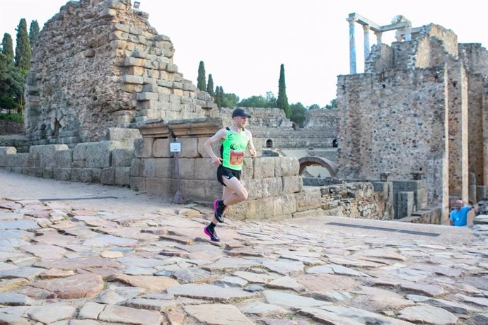 Archivo - Jorge González durante su paso por el anfietatro romano en la Media Maratón de Mérida.