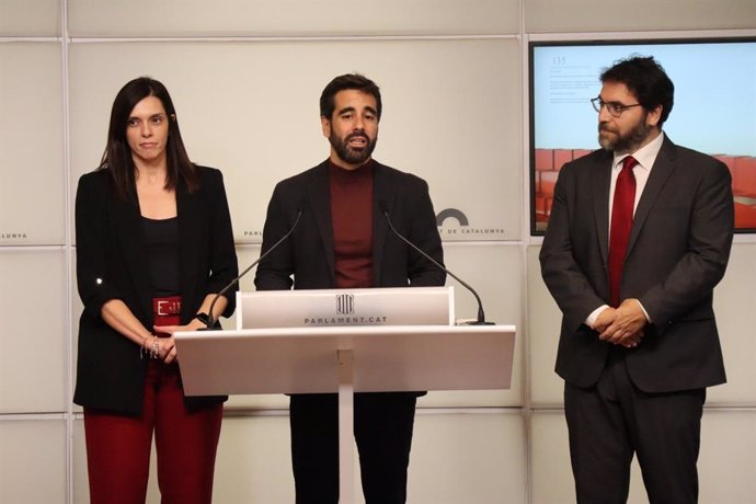 El síndic del PSPV en las Corts Valencianes, José Múñoz; el presidente del PSC en el Parlament, Ferran Pedret, y la portavoz del PSC en el Parlament, Elena Díaz