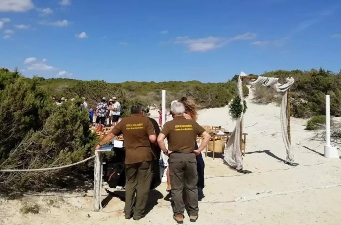 Agentes de Medio Ambiente intervienen en una fiesta organizada en las dunas protegidas de Es Trenc.