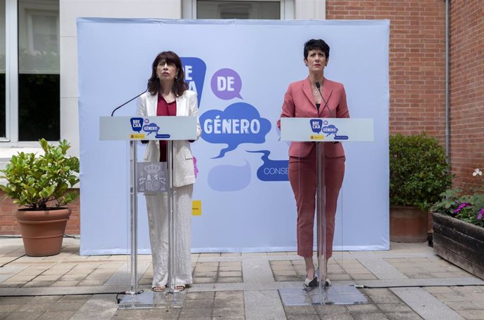 Archivo - La ministra de Igualdad, Ana Redondo (i), y la ministra de Inclusión, Seguridad Social y Migraciones, Elma Saiz (d).