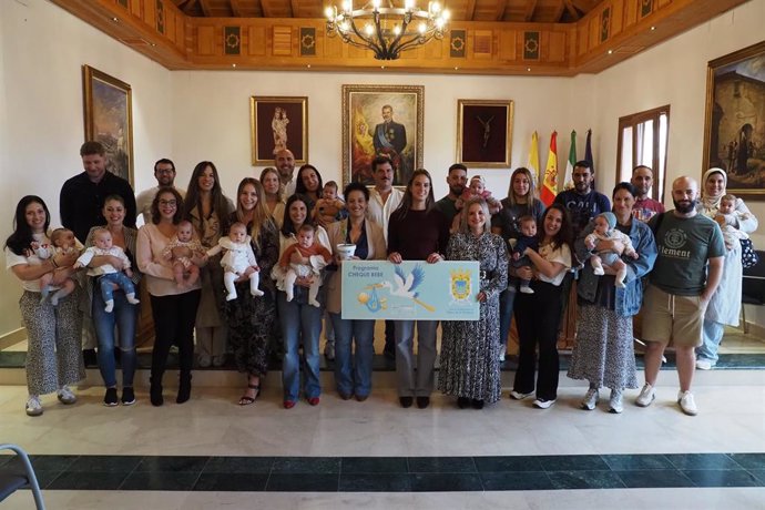 Entrega de ayudas para bebés y mayores en el Ayuntamiento de Palos de la Frontera (Huelva).