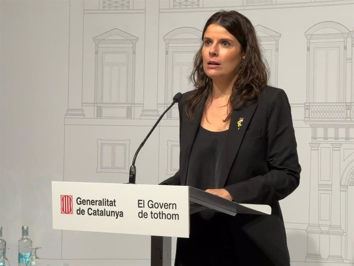 La portavoz de Junts en el Parlament, Mònica Sales, en rueda de prensa tras reunirse con el presidente de la Generalitat, Salvador Illa