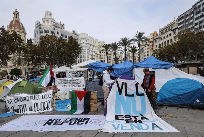 Acampada per un Habitatge Digne a la plaça de l'Ajuntament