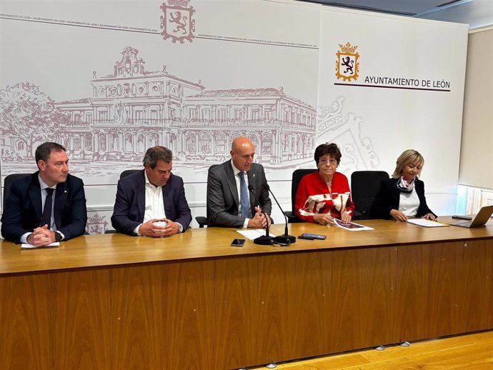 Organizadores del Festival Internacional de Música de Cámara Fundación Monteleón junto al alcalde de León