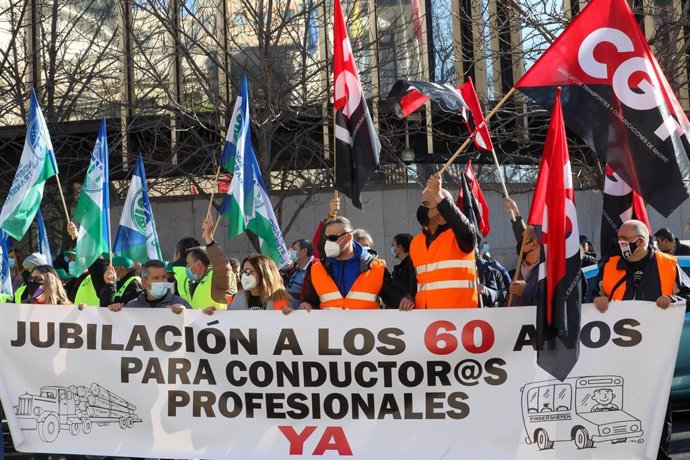 Archivo - Varios conductores profesionales con una pancarta en la que se lee: 'Jubilación a los 60 años para conductores profesionales ya',  se concentran frente a las Delegación del Gobierno