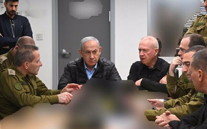 TEL AVIV, Oct. 26, 2024  -- This photo released on Oct. 26, 2024 shows Israeli Prime Minister Benjamin Netanyahu (C, L), Israeli Defense Minister Yoav Gallant (C, R) and other senior military officers gather at the headquarters of the Israel Defense Force