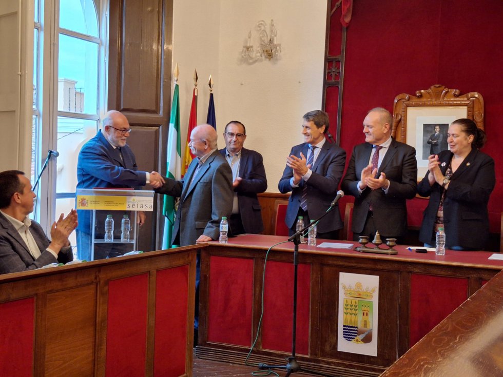 Entrega a los regantes del Sindicato de Riegos de Cuevas del Almanzora la planta solar fotovoltaica flotante.