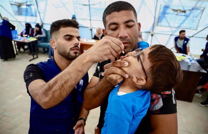 Vacunación de niños contra la polio en la Franja de Gaza