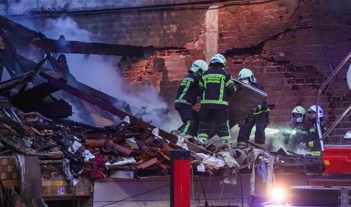 Agentes del equipo de bomberos trabaja en el edificio derrumbado en La Albericia