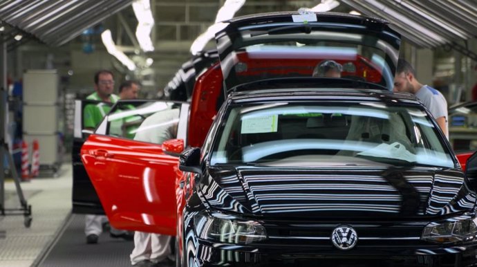 Archivo - Las acciones de Volkswagen caen un 1,03% el día en el que amenaza con el cierre de tres plantas en Alemania. 