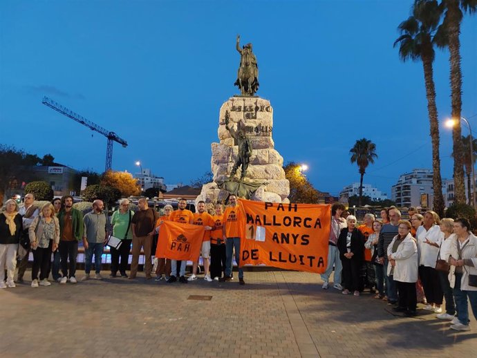 Medio centenar de personas se concentran en Palma convocadas por PAH Mallorca