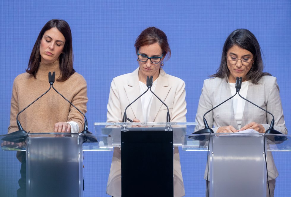 (I-D) Las coportavoces de Más Madrid Rita Maestre, Mónica García y Manuela Bergerot, durante una rueda de prensa, a 28 de octubre de 2024, en Madrid (España).