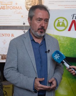 El secretario general del PSOE-A, Juan Espadas, atiende a los medios en Sevilla.