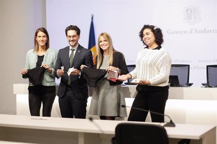 Los Participantes En La Rueda De Prensa De Presentación De La Campaña