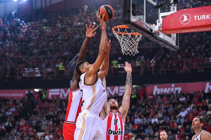 Archivo - Walter Tavares intenta una canasta durante el Olympiacos-Real Madrid de la Euroliga 23-24